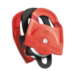 Rot - schwarze Petzl Twin doppelte Prusikrolle halb geöffnet von der Seite.
