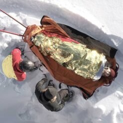 Verunglückter Alpinist in goldener 1. Hilfe Decke beim Abtransport.