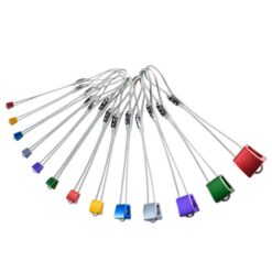 Dreizehn verschiedenfärbige Black Diamond Klemmkeile in einem Fächer aufgelegt.