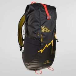 Schwarzer La Sportiva Alpine Backpack von der Seite mit gelbem Logo und roten Bändern.