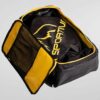 Geöffneter La Sportiva Climbing Bag mit gelb schwarzer Deckeltasche.