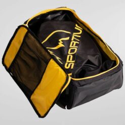 Geöffneter La Sportiva Climbing Bag mit gelb schwarzer Deckeltasche.