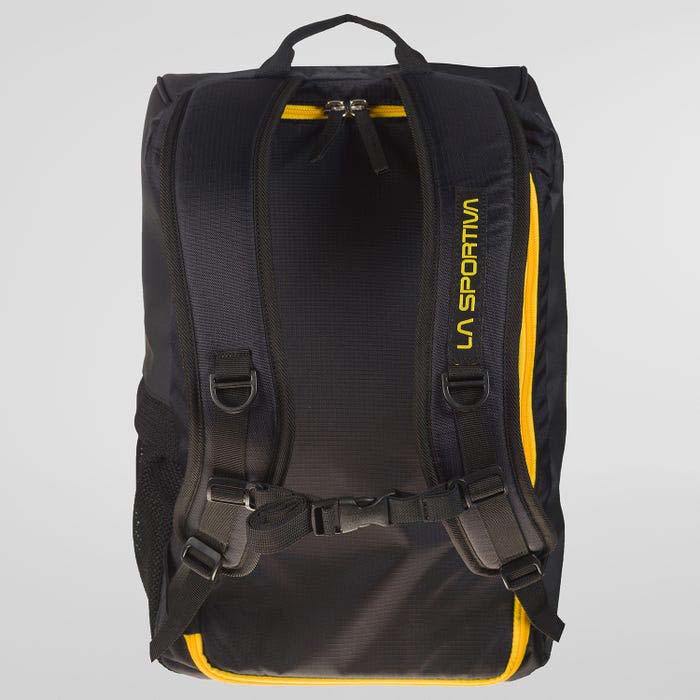 Schwarze Rückseite des La Sportiva Climbing Bag mit Schulterträgern.