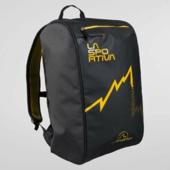 Schwarzer La Sportiva Climbing Bag von der Seite mit gelbem Schriftzug und Bergspitzen Logo.