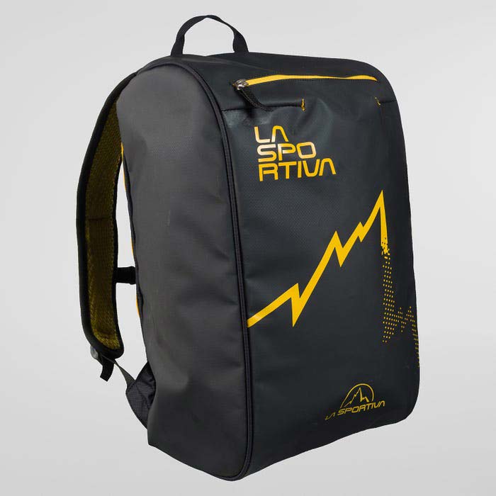 Schwarzer La Sportiva Climbing Bag von der Seite mit gelbem Schriftzug und Bergspitzen Logo.