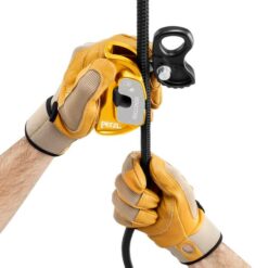 Hände beim Einhängen einer Petzl Seilklemme in ein schwarzes Seil.