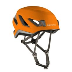 Oranger Skylotec Viso Kletterhelm mit grauem Befestigungsriemen in weißem Quadrat.