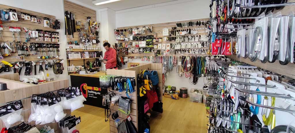 Innenaufnahme des bolting.eu Klettershop - Industrieklettershop Innsbruck mit Inhaber Gerhard Schaar.