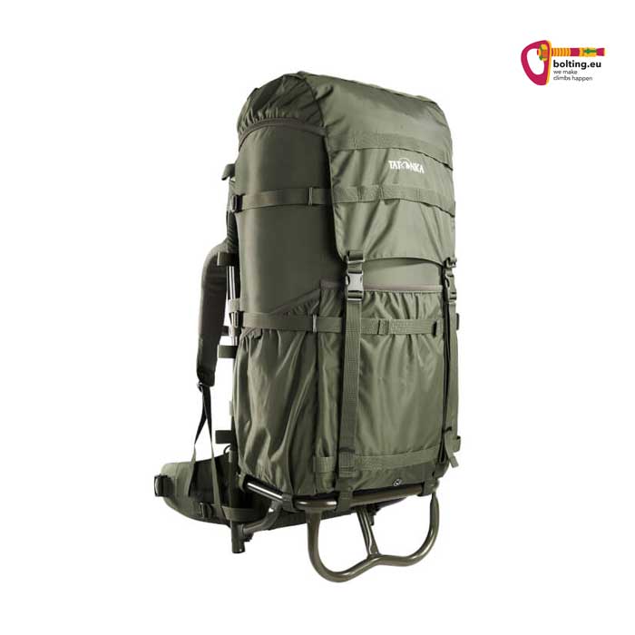 Olivefarbener Packsack 2 auf Tatonka Lastenkraxe vor weißem Hintergrund.