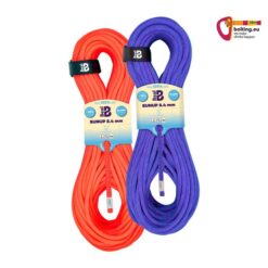 Oranger und violetter Strang eines Beal Sunup Halbseiles vertikal nebeneinander.