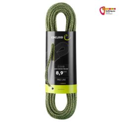 VErpacktes Edelrid Swift Protect Pro Dry Kletterseil in grüner Farbe aufrecht im Bild.