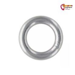 Silberner Abseilring verzinkt in Bildmitte.