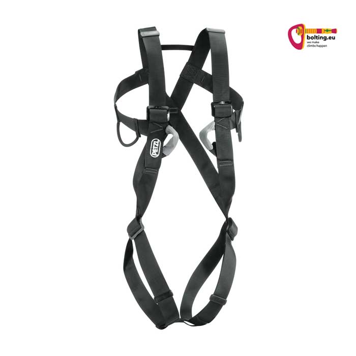 Schwarzes Petzl 8003 Klettergeschirr aufrecht in weißem Quadrat.