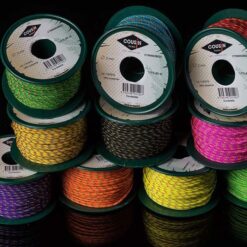 Stapel mit Reepschnur Rollen in verschiedenen Farben von Cousin vor schwarzem Hintergrund.