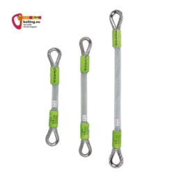 Drei grau grüne Camp Cable Express aufrecht in weißem Quadrat.