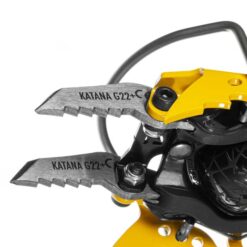 Zwei silberne Grivel Katana G22 Plus Front Points auf einem gelb schwarzen Steigeisen montiert.