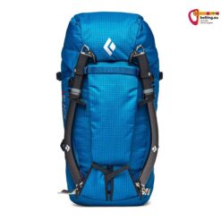 Blauer Black Diamond Mission 55 Alpinrucksack mit zwei schwarzen Eisgeräten montiert.