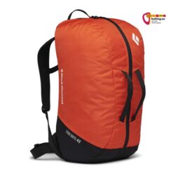Orange schwarzer Black Diamond Team Stone 42 Duffel stehend von der Seite vor weißem Hintergrund.