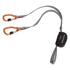 Camp Kinetic Klettersteugset mit ausgetreckten Armen auf weißem Hintergrund.