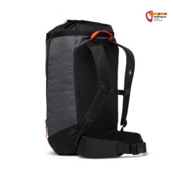 Schwarzer Black Diamond Crag 40 Kletterrucksack von der Rückseite mit Tragesystem.