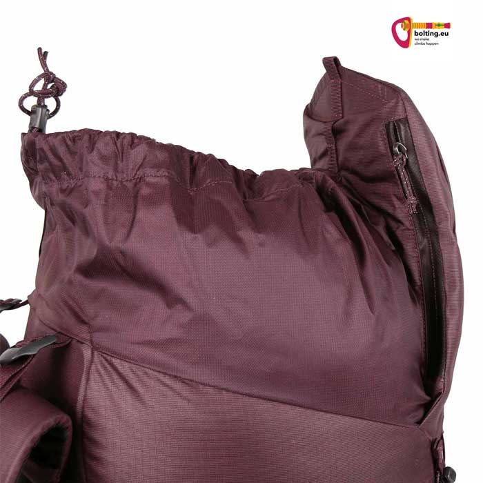 Geöffnetes Top des Blue Ice Warthog Alpinkletterrucksacks mit Deckeltasche.