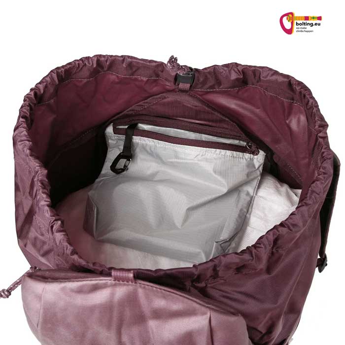 Geöffnetes Top des Blue Ice Warthog Alpinkletterrucksacks mit Verschlusssystem.