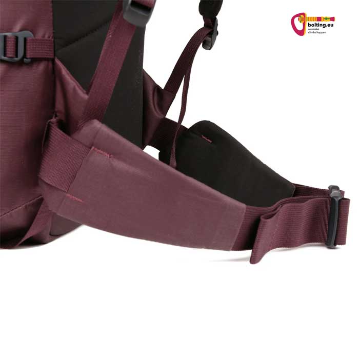 Hüftgurt eines violetten Blue Ice Kletterrucksacks.