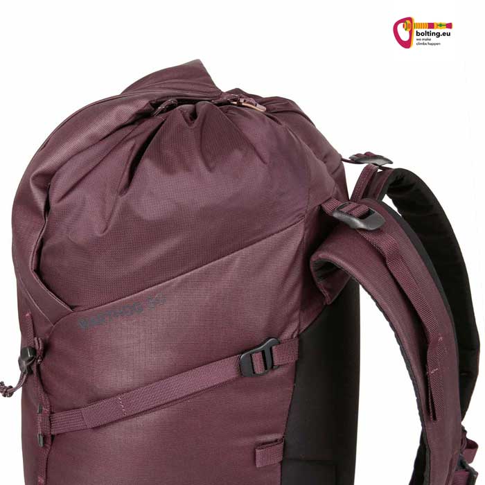 Kompressionsrioemen und Trageriemen eines Blue Ice Kletterrucksack in violett.