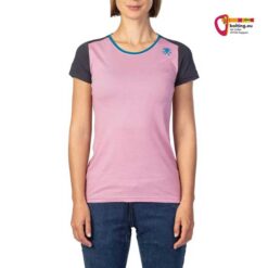 Modell mit rosa grauem Rafiki Damen Bio Baumwolle Klettershirt von vorne vor weißem Hintergrund.