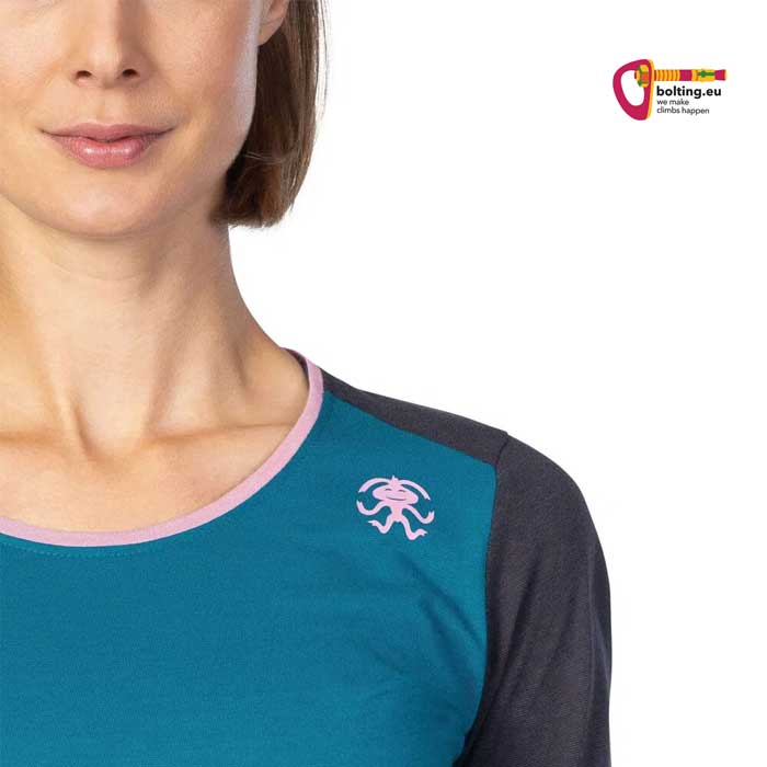 Halbes Gesicht von Modell mit Rafiki Damen Kletter Longsleeve mit Affen Logo.