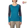 Modell mit blau grauem Damen Kletter Longsleeve von RAfiki.