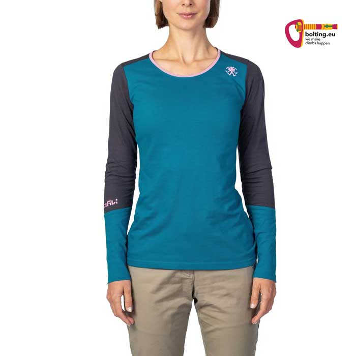 Modell mit blau grauem Damen Kletter Longsleeve von RAfiki.