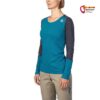 Modell mit blau-grauem Rafiki Damen Kletter Longsleeve von seitlich.